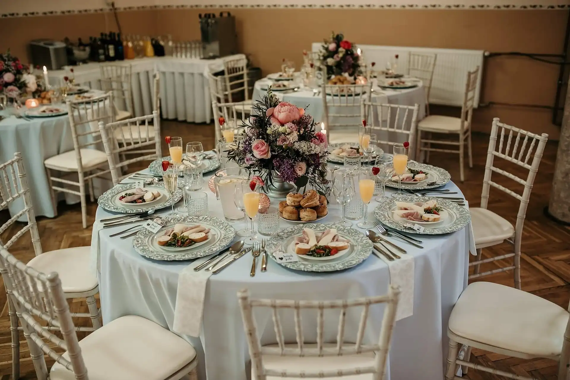 Runde Tische mit mintfarbenen Tischdecken, Desserts und Chiavari-Stühlen