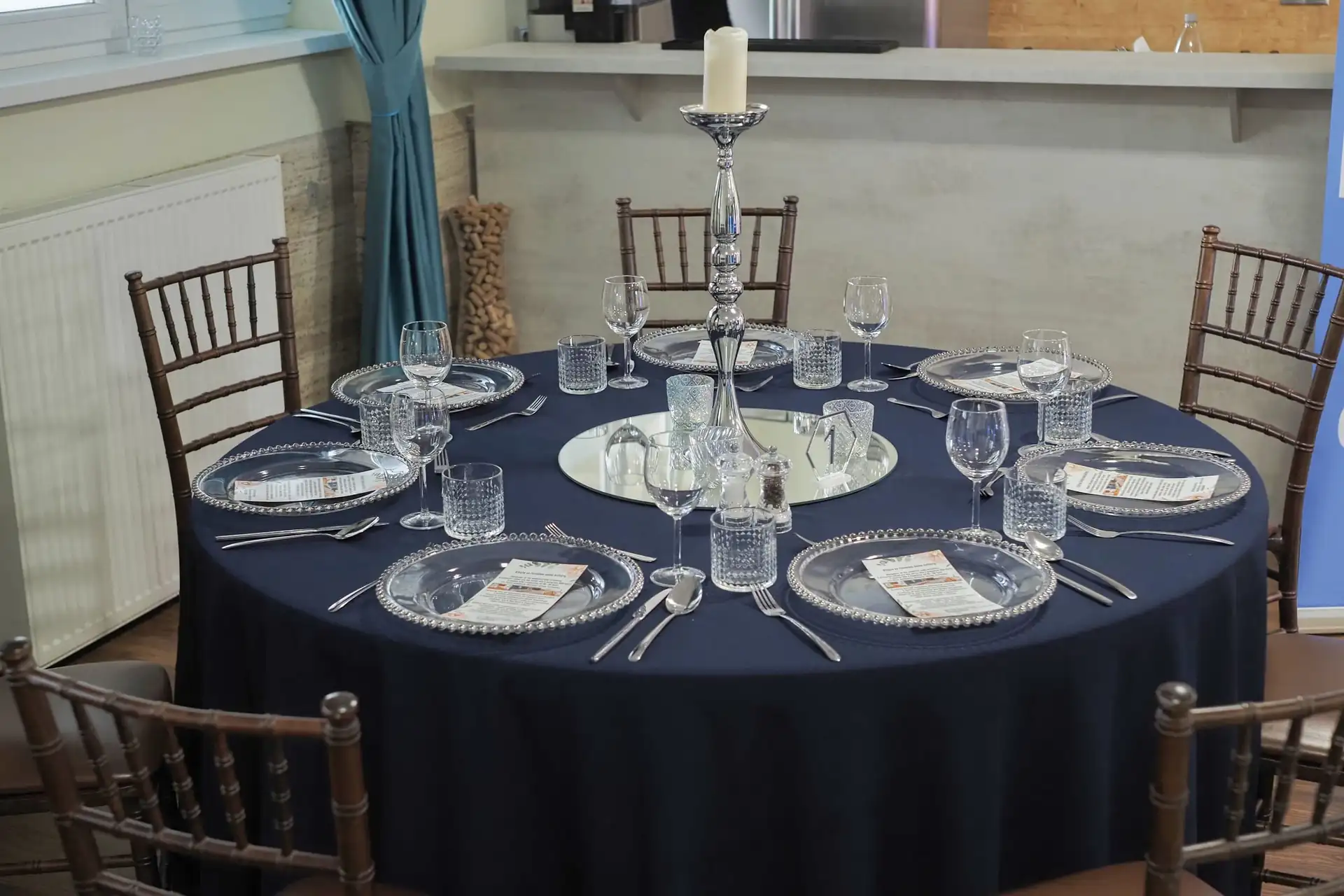 Hochzeitstisch mit weißer Tischdecke, Palmendekoration, Servietten und Namenskarten der Gäste