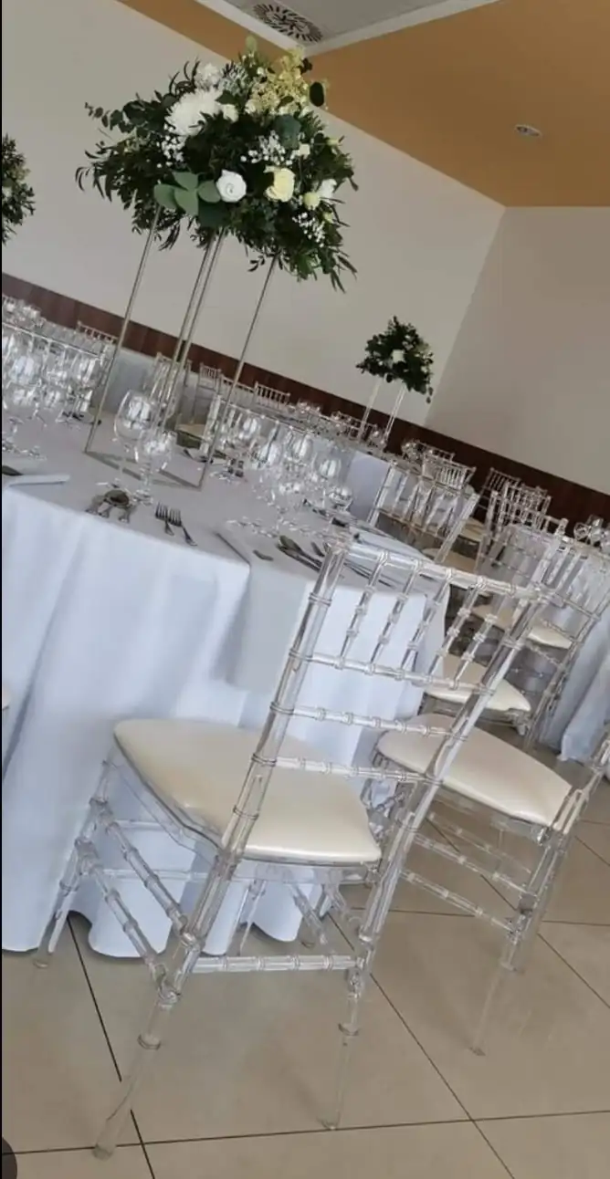 Transparentné stoličky Chiavari so sedákom pri prestretom okrúhlom stole